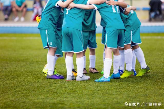 胡杏儿携全家海边度假 三个儿子帅气同框吸睛